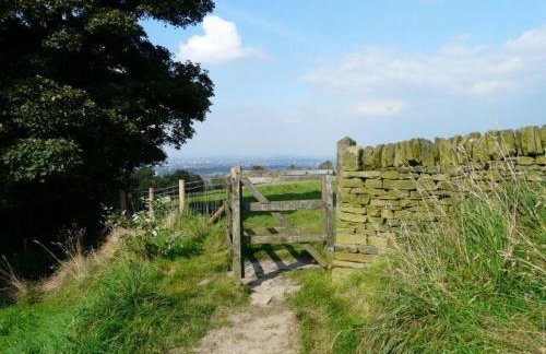 Cosy mid century Stockport with views, dog walks, woodburner - Foto 26
