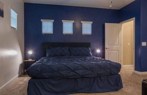 Gated townhouse with 2 suites, heated pool, hot tub - Photo 22