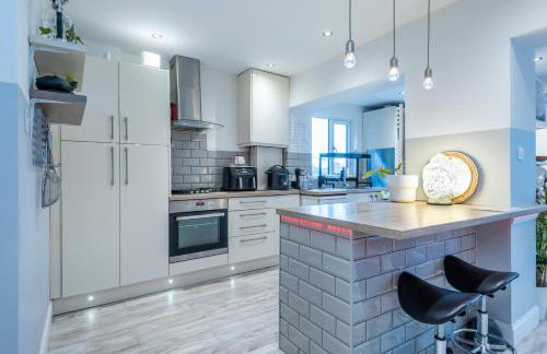 Bright & Stylish 4-Bed Home in the Heart of Morden - Photo 44