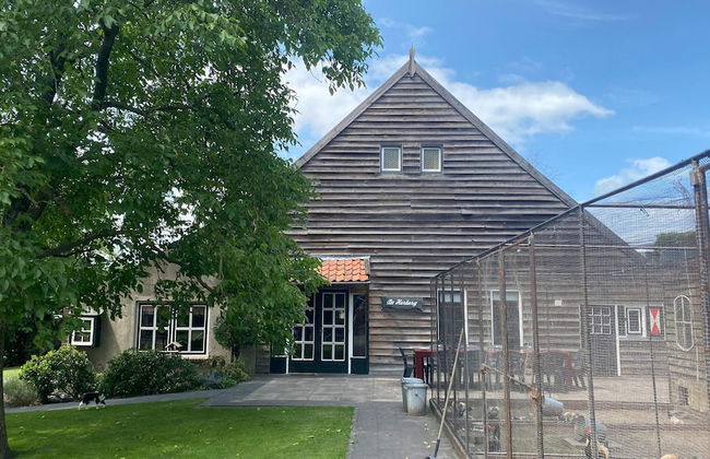 House Situated Peacefully on a Vast Green - Foto 1