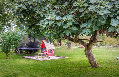 Stylish villa with swimming pool and garden - Foto 37