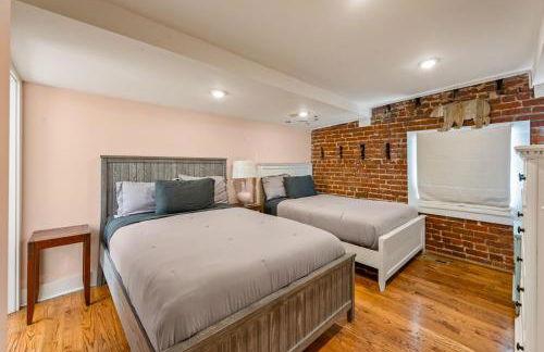 Modern 3BR Condo Walk to Downtown and UT with Parking - Foto 27