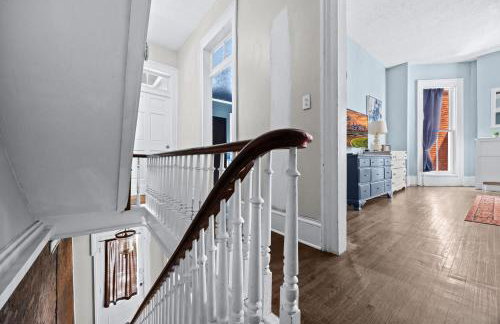 Elegant Manor w Private Yard & Modern Amenities - Foto 45