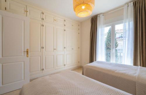 Elegant Marbella Apartment, 5-Pool Oasis, Sunlit Terrace, Garage - Photo 24