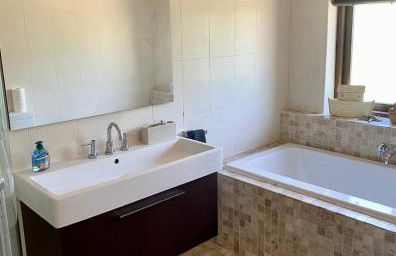 Splendid, spacious 7 Bedroom holiday home with Hot Tub - Isle of Wight - Photo 5