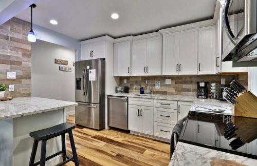 Fun In Fun Out Ski Home - Upper Unit, Renovated 3BR-2BA, Hot Tub, Close to Resort - Foto 13