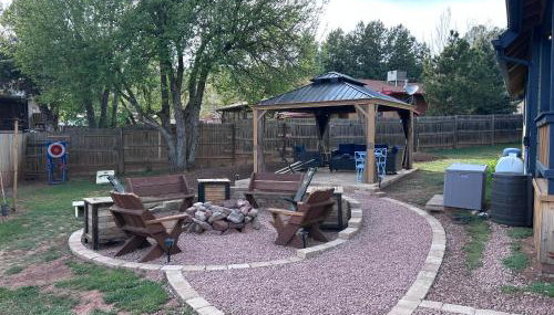 Pine Cabin w/ Fire Pit & Gazebo - Steps to Trails - Foto 3