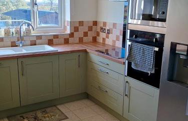 Countryside 2 Bed Bungalow with Stunning Views Free WiFi and Parking Ideal for Business and Leisure - Photo 27