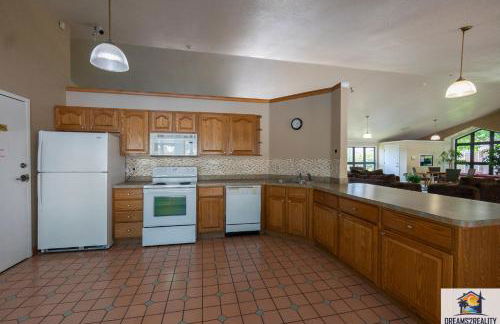 2BR Penthouse Condo - 2 Pools - Close to the Strip - Stairs Required - FREE TICKETS INCLUDED - FHC-24 - Foto 33