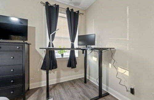 Modern King Bed Suite with Free Parking - Foto 21