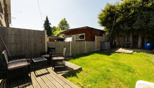 Homely Hornchurch - 5 Bed House - Foto 3, sunbed, Garden view