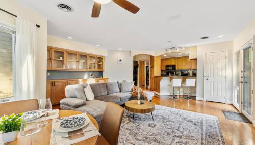 Patio Paradise Stylish 3BR Home with Gaming Room - Foto 2