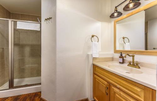 Log Cabin sleeps 20 with hot tub, EV Charger, firepit - Foto 46