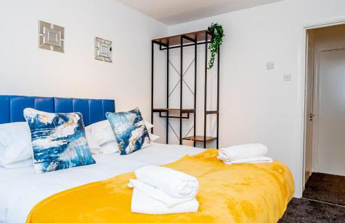 Spacious Home near Heathrow & Windsor with Parking - Photo 43