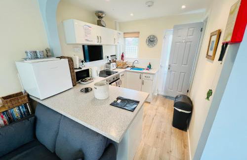 2 Bedroom Bungalow SV58, Seaview, Isle of Wight Free Wi-Fi - Photo 12