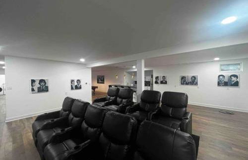 Luxe Lrg Pocono House for 18 Hot Tub/Gameroom/Pool - Foto 3