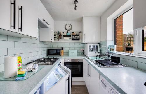 Winslow House - Walking Distance to the High Street - Driveway Parking, Fast WiFi, Smart TV and Self-Check-In by Yoko Property - Foto 15