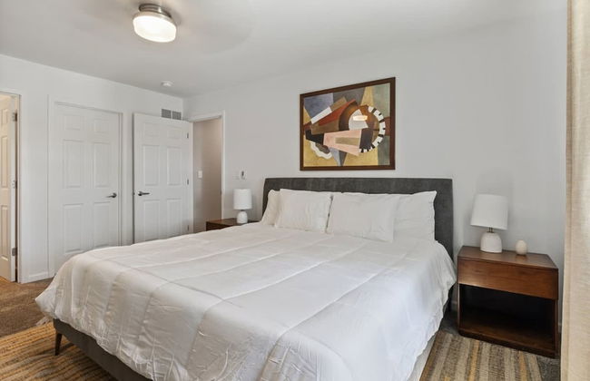 Luxury Waterfront Lakehouse With Private Dock Views - Photo 8