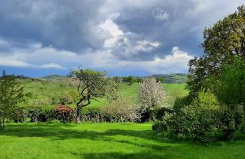 Mid-Wales Farmhouse, swimming pool, tranquil countryside views, sleeps 14 - Foto 24