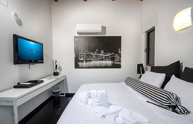 Black and White Holiday - Photo 3