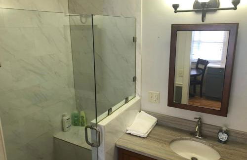 Entire apartment close to downtown - 2 Queen beds - Photo 16