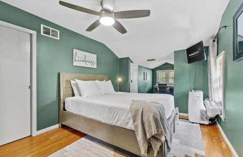 Lowry Parlour - Photo 34