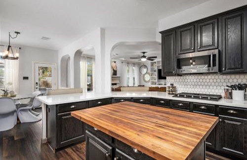 Upscale 4BR Cypress Home w Pool, Hot Tub, Theater, Sleeps 20 - Foto 6