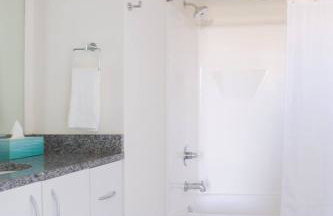 East Side Luxury 1BR Apt - Near Brady and Fiserv with Balcony - Foto 15