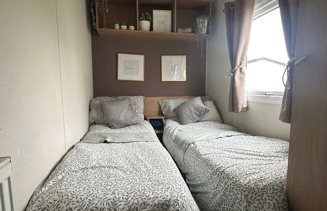 Harwich - Caravan - Sleeps 10 - Garden - Pool - Foto 9