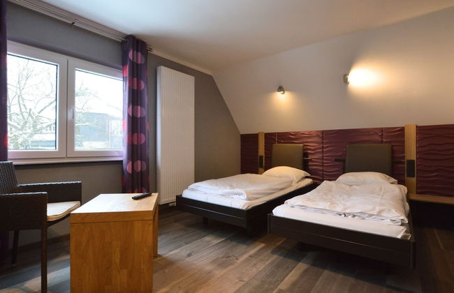 Spacious Home With Garden - Photo 9