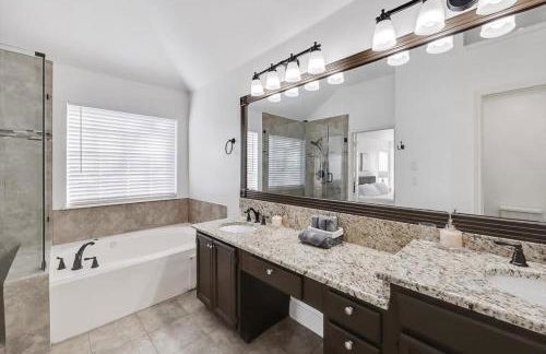 Luxury Home w Hot Tub near DFW Airport - Photo 23