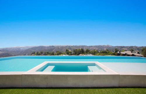 Ultra-Luxurious BH Estate with Pool, Theatre, Views - Foto 17
