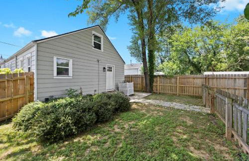 3BR 2BA Derby Home Walk to Churchill Free Parking - Foto 60