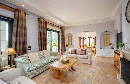 Impressive VILLA Dazura in Valtocado MIJAS - Photo 2