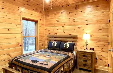 Charming, pet friendly cabin, perfect for fishing, family, hiking and R&R! 2 Bedroom Cabin by RedAwning - Foto 12
