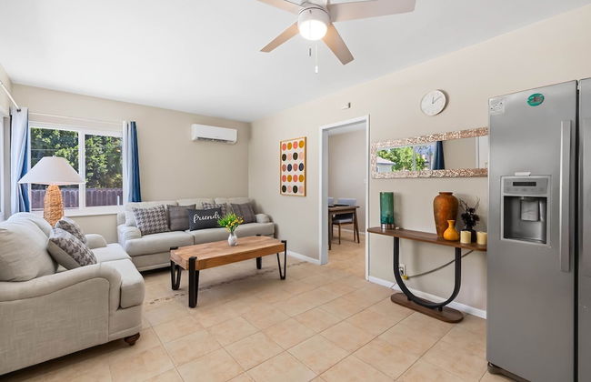 Cozy 2BR Home With Bright Interior Relaxing Patio - Foto 9