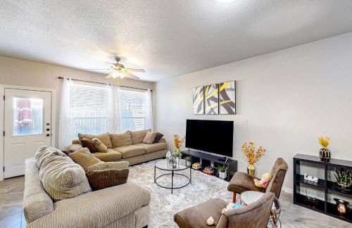 3 Mi to Downtown Conroe Updated Townhome with Yard - Foto 1