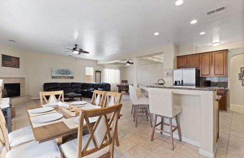 Stylish Silver Falls 4BR KING Master Game Room - Photo 13