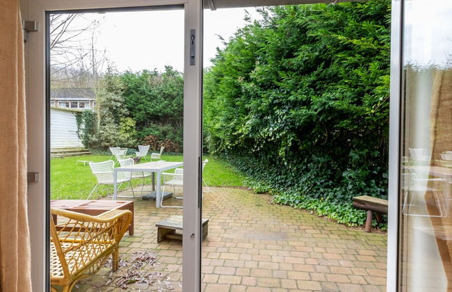 Beautiful Bungalow With Garden - Photo 20