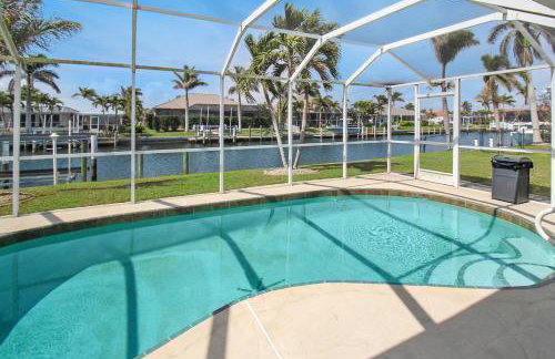 Chic & modern canal-front retreat with private pool - Azure Tides - Photo 16