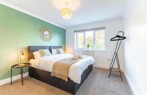 5 Bed House Heathrow Egham Virginia Water Sleeps 7 or Up To 8 If Sharing Beds, Mid To Long Term Bookings Welcome - Foto 1