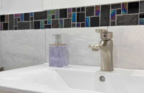 Relaxing Retreat 2BR Oasis with Pool and Outdoor BBQ - Foto 12