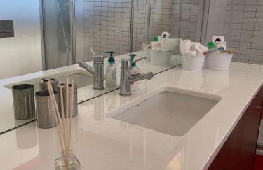 Luxurious and spacious ensuite and lounge with ping pong table - Perfect to rest near the beach - Foto 13