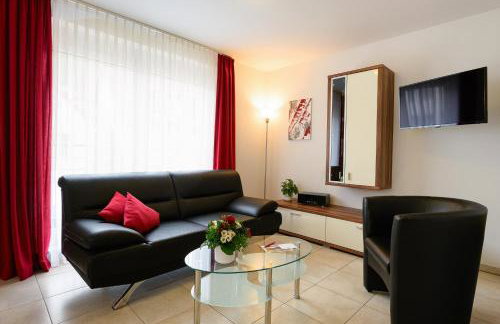 7SCHWABEN - 7 vollausgestattete Wohnungen unter einem Dach mitten in Bad Urach - Küche - Bad - WLAN - Waschmaschine - kostenloses Parken - E-Bike-Garage mit Ladestation - Altstadt, Bus, Bahn, E-Ladestation unter 5 Min - barrierefrei - rollstuhlgerecht - Foto 29