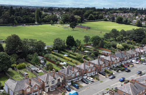 Stunning Home Ideal for comfort by Our Home Short Stays Free parking fast Wi-Fi and plenty of shops and eating options close by - Foto 19