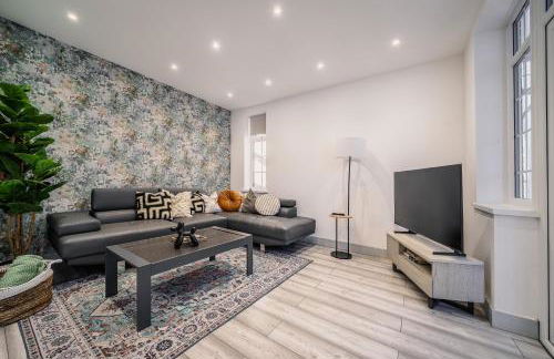 Spacious 6 Bedroom House l Near Airport l Sleeps 12 l Book With Confidence with The Cosy Corner Nationwide - Foto 1