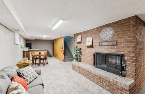 Cozy 3BR Home with BBQ Patio & Gym Near Downtown - Foto 12