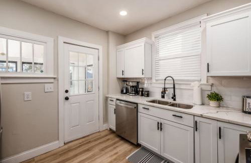 Oakwood Charm Family-Friendly 3BR Getaway - Photo 37