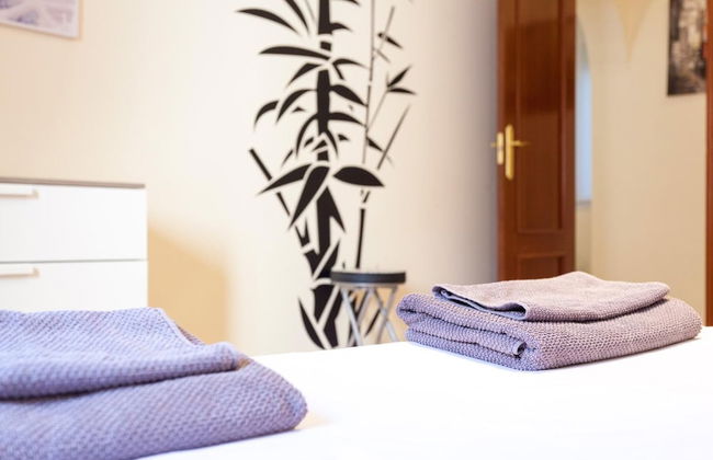 Cozy Urban Apt. Historic District - Sol - Photo 2