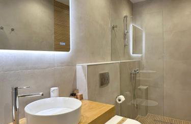 On the Edge - Suites & Apartments - Photo 32